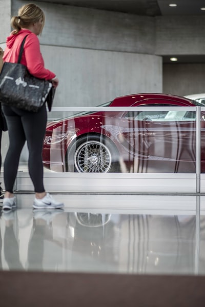 女人站在轿车车白天
